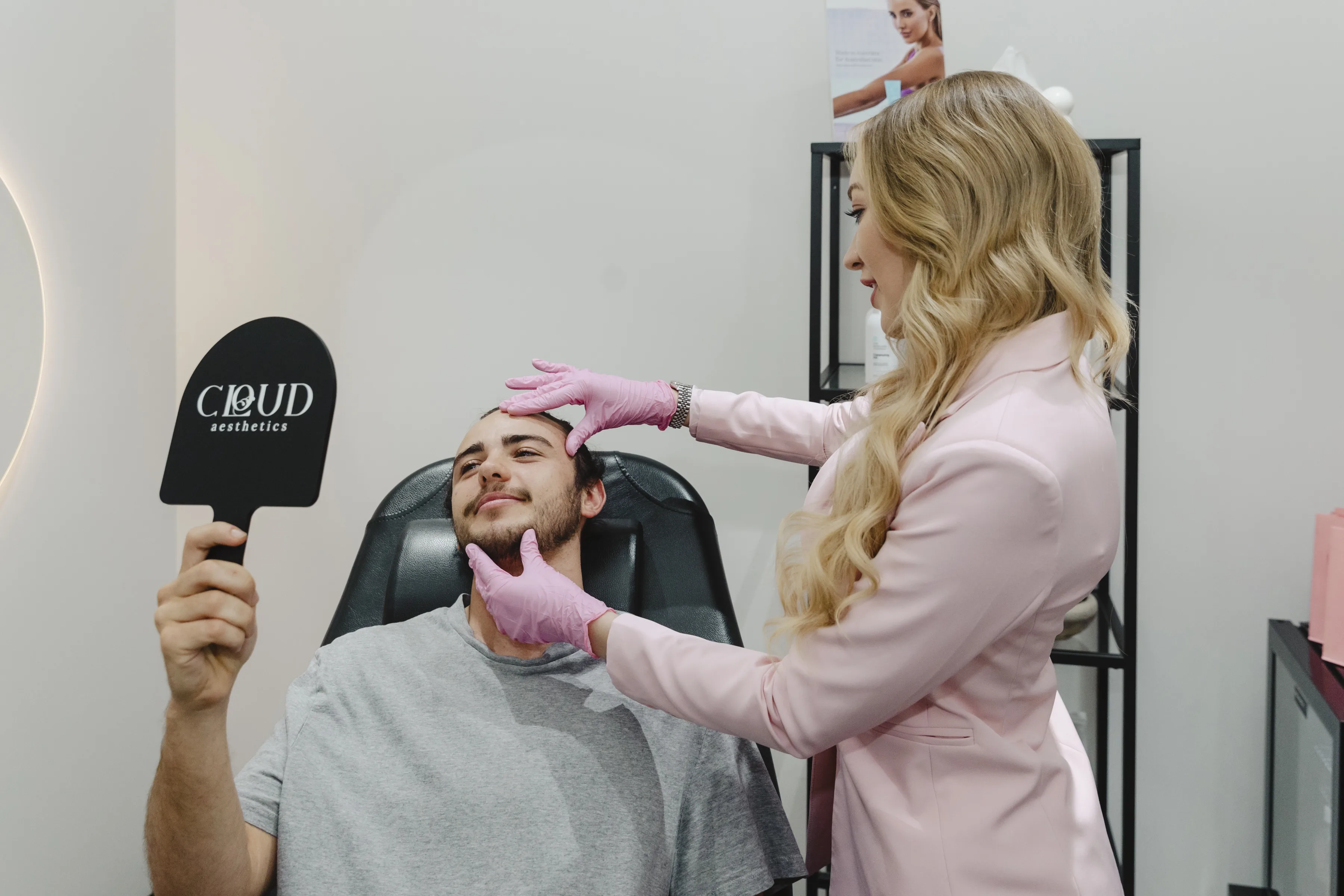 Practitioner in clinic with the Cloud Aesthetics mirror